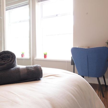 2-Bedroom, Free Parking, High Speed Wi-Fi, Swinton Manchester Exterior photo