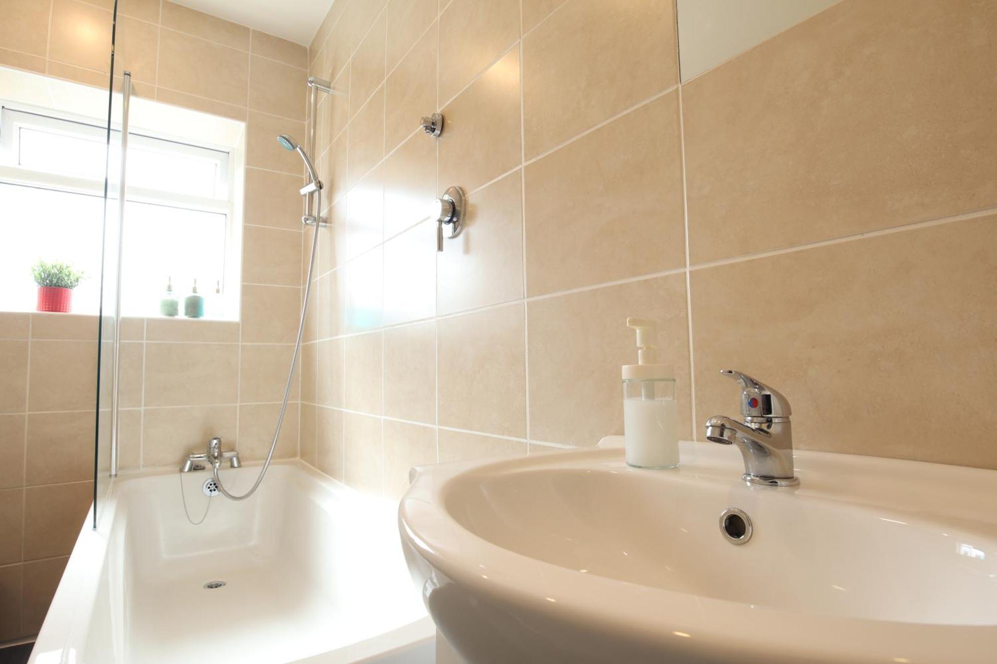 2-Bedroom, Free Parking, High Speed Wi-Fi, Swinton Manchester Exterior photo