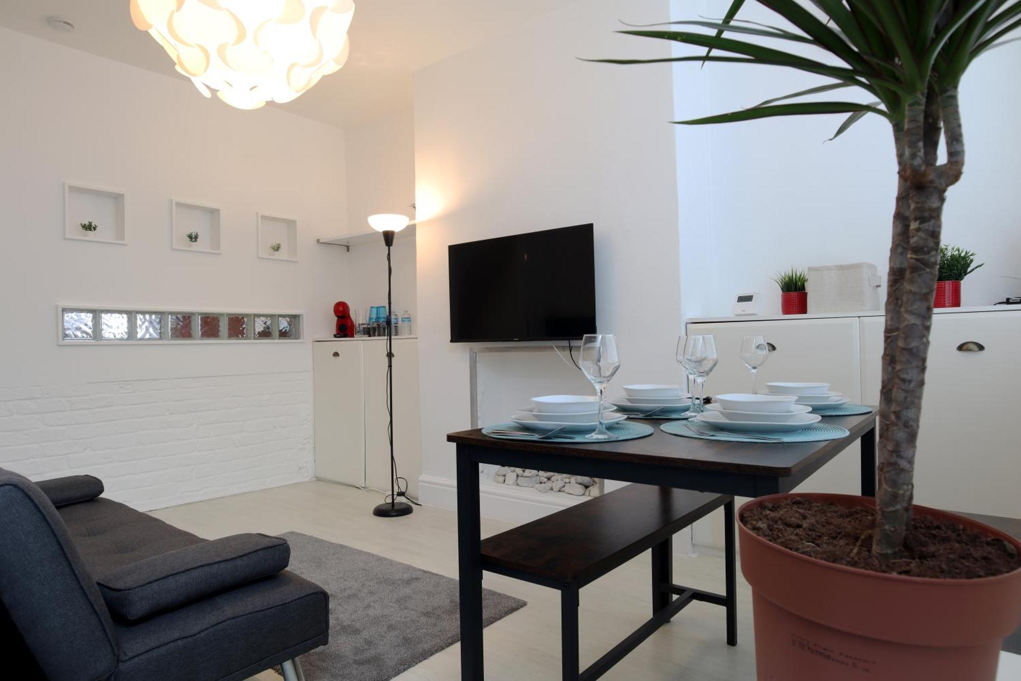 2-Bedroom, Free Parking, High Speed Wi-Fi, Swinton Manchester Exterior photo